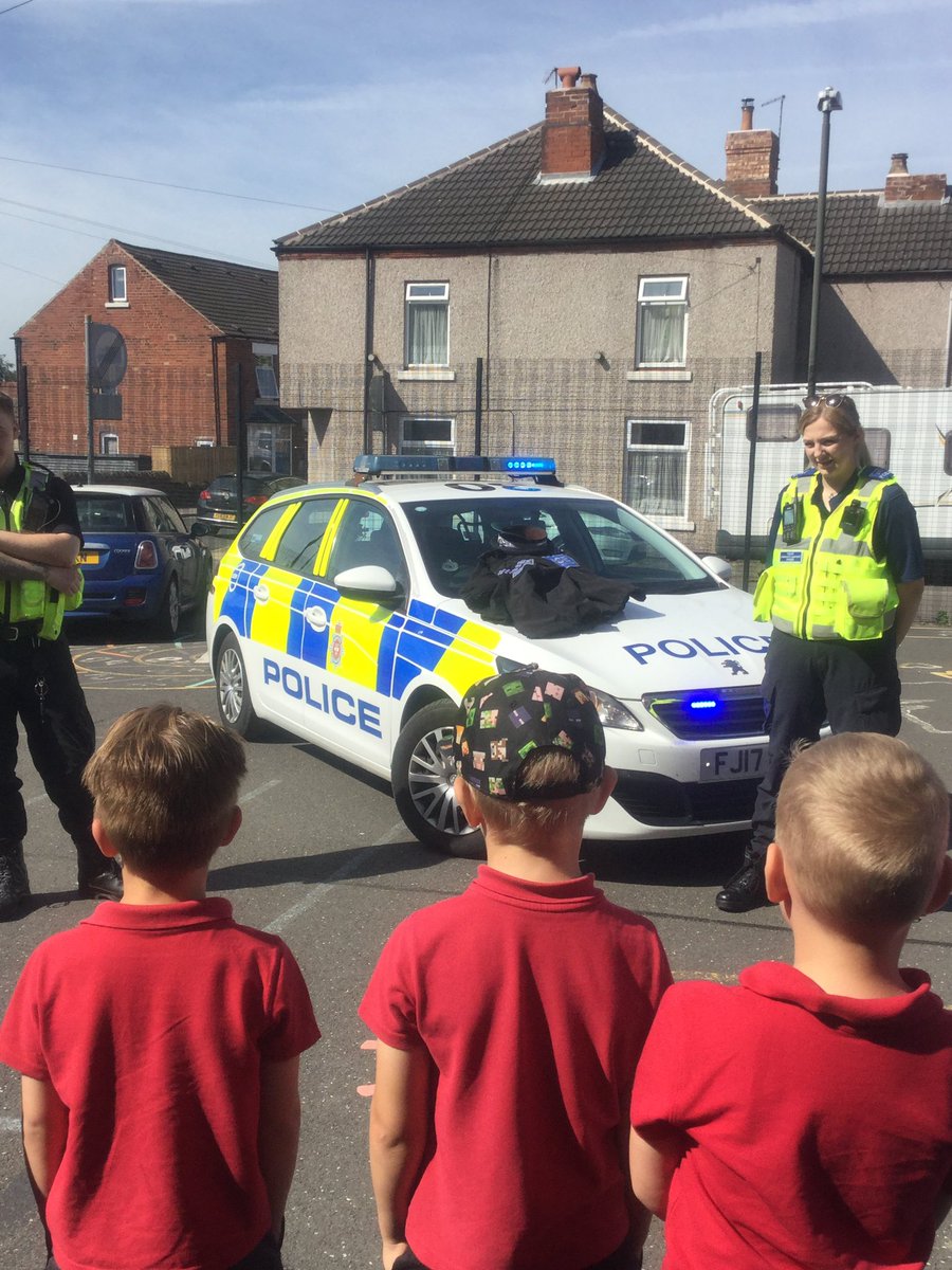 missdenton97's tweet photo. Year 1 were lucky to have a visit from 2 police officers today. We learnt all about how they keep us safe. They even turned the sirens on and let us try on their uniform! @pvacademies @DerbysPolice https://t.co/hiTIlwxM3t