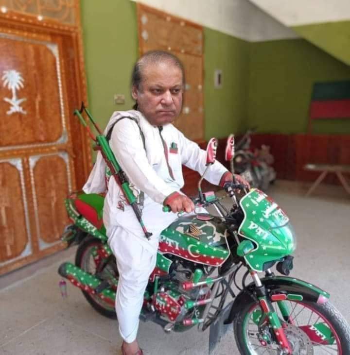 MindlesMan's tweet photo. @hinaparvezbutt او سڑک چھاپ باندری میاں ساااااانپ ON the way ہیں https://t.co/Otj9XNpgC3