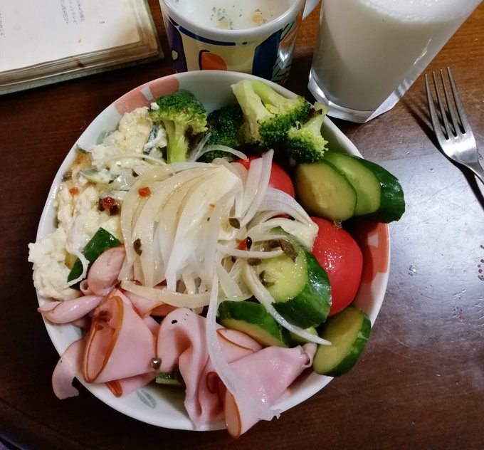 お夜食は葉っぱだよ。
トマトとレタスとブロッコリーが尽きた。明日買い物だ。ドレッシングもなくなったがな。 