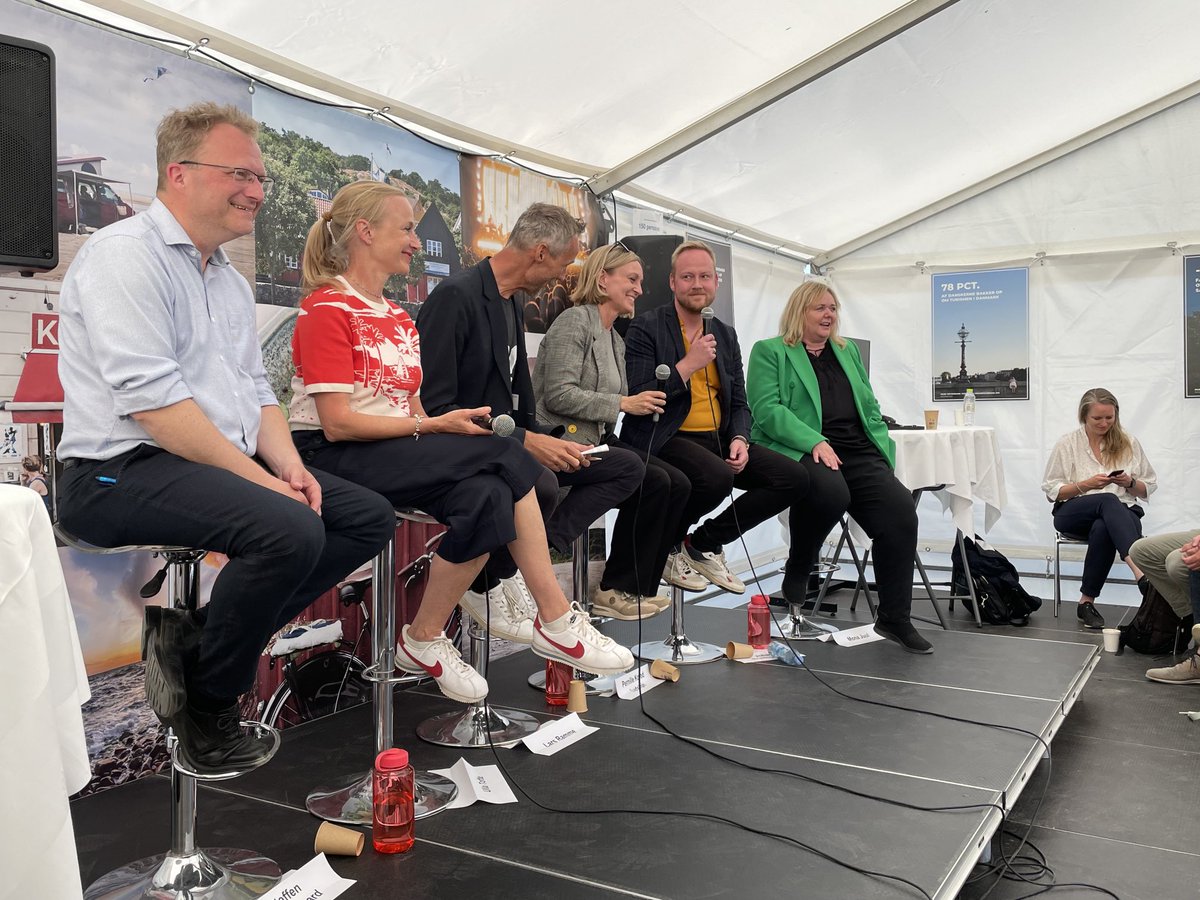 Så er der fokus på værdien af #dkturisme på #fmdk 💪👏Meldingen fra ⁦@kommunerne⁩ og ⁦⁦@StemJohan⁩ “Vigtigt at stå på to ben i turismeindsatsen - både at skabe værdi for turisterne OG lokalbefolkningen.” ⁦<a href="/JuulMona/">Mona Juul</a>⁩ ⁦<a href="/Landdistrikter/">Steffen Damsgaard</a>⁩ #dkpol #kompoldk