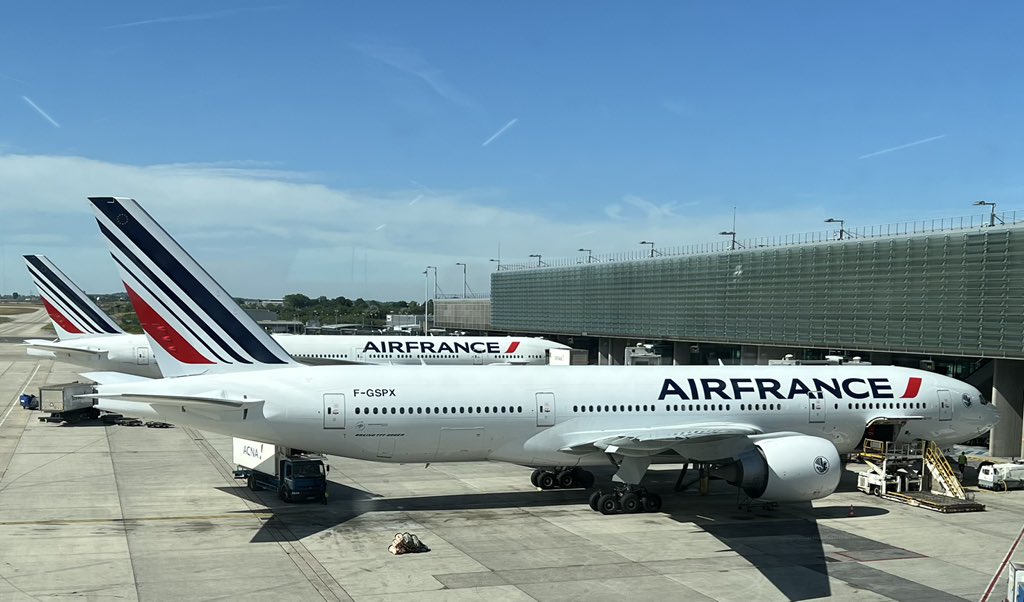 Gyom63's tweet photo. Prêt pour les vacances @Anthony_Bateman ? 🤗 Go pour le vol @AirFranceFR #AF076 à destination de #Papeete 🥰🥰 https://t.co/VheWM4vzNz