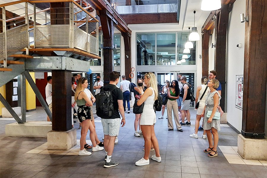 1001ViesHabitat's tweet photo. #1001Expertises┃Journée rencontre avec 24 étudiants allemands en #urbanisme et #architecture organisée par @AssoDelphis :
✅Echanges sur le #LogementSocial en France
✅Visite de patrimoine illustrant les défis de la #réhabilitation & de la #RénovationEnergétique des bâtiments https://t.co/3eTyeELgO2