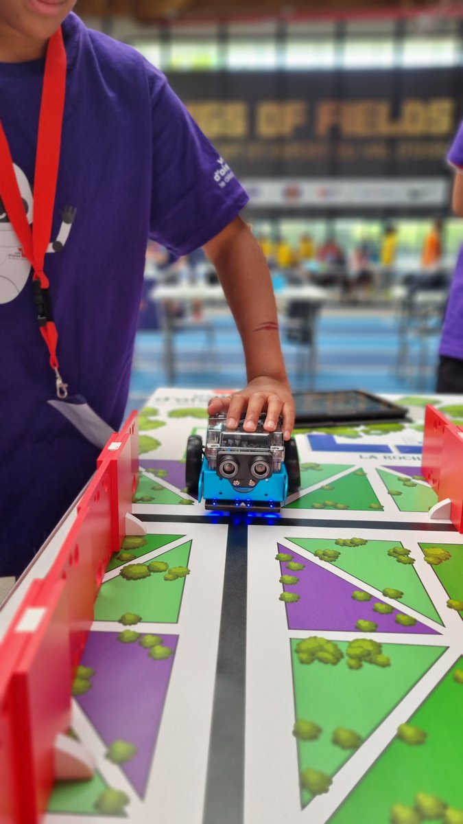 Athletica_95's tweet photo. Les métiers du numérique sont de plus en plus présents dans notre quotidien. Aujourd'hui, au CDFAS, près 500 collégiens du @valdoise ont pu s'initier au #codage et à la #robotique à l'occasion du #VObot Challenge. https://t.co/aoYpwN23UO