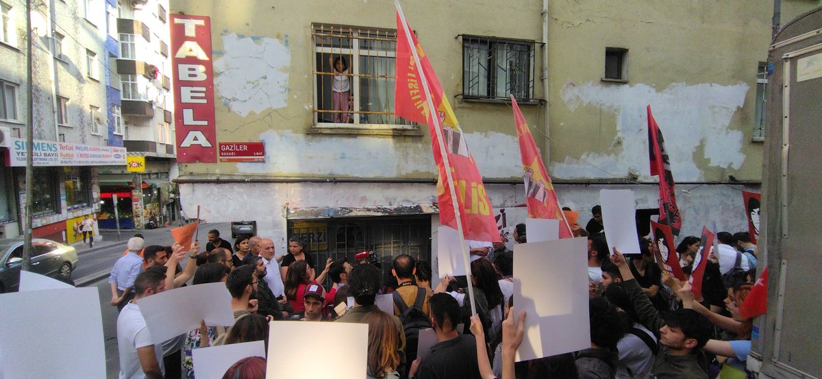 DevLis1969_'s tweet photo. 9 yıl önce polis fişeği katledilen sıra arkadaşımız #BerkinElvan 'ı , vuruluşunun yıl dönümünde, vurulduğu sokakta anıyoruz.
 
Katillerden hesabı DEV-LİS soracak!

#BerkinElvan ölümsüzdür! https://t.co/FQiKDokTN1
