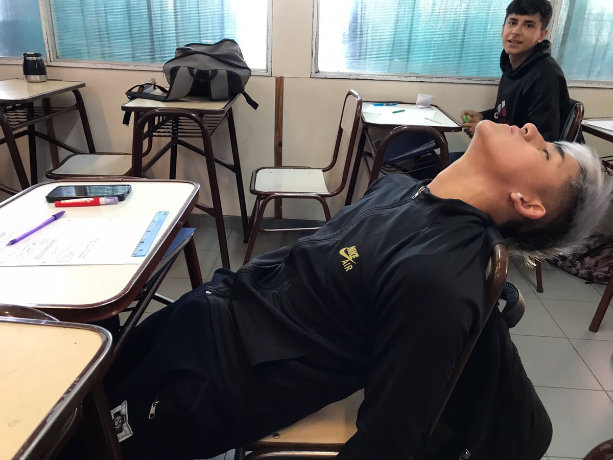 canicheardiente's tweet photo. Acá re loco en clases pensando en vos https://t.co/8kXt1Klwtf