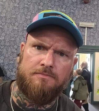 Got ID'd by the posty cus the package said 18+ on it.

I look like this.