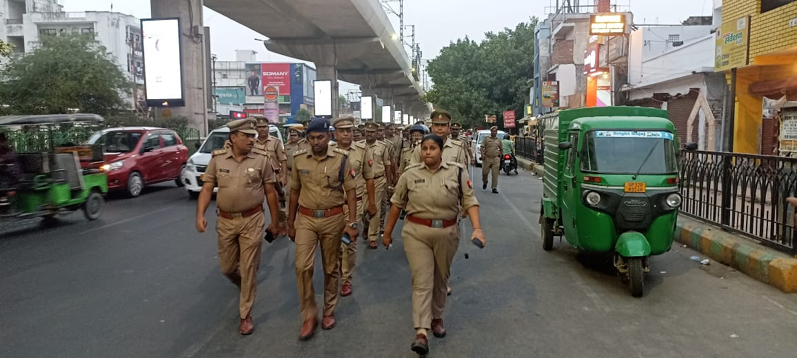 dcpcentrallko's tweet photo. #CPLucknow @dhrubathakur के निर्देशन में @dcpcentrallko @aparnarkaushik ,#ACP कृष्णानगर मय पुलिस बल के साथ अपराध नियंत्रण, कानून, शांति एवं सुरक्षा व्यवस्था के दृष्टिगत महत्वपूर्ण स्थानों/मार्गो/ चौराह�� पर #पैदल_गस्त की गयी । https://t.co/VMn7DwKCB6