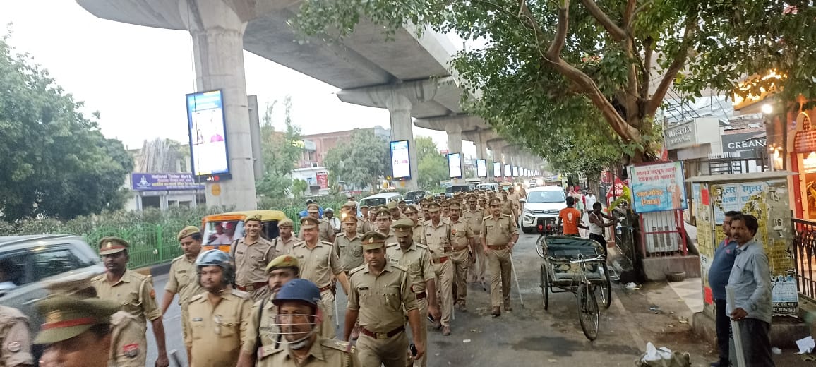 dcpcentrallko's tweet photo. #CPLucknow @dhrubathakur के निर्देशन में @dcpcentrallko @aparnarkaushik ,#ACP कृष्णानगर मय पुलिस बल के साथ अपराध नियंत्रण, कानून, शांति एवं सुरक्षा व्यवस्था के दृष्टिगत महत्वपूर्ण स्थानों/मार्गो/ चौराह�� पर #पैदल_गस्त की गयी । https://t.co/VMn7DwKCB6