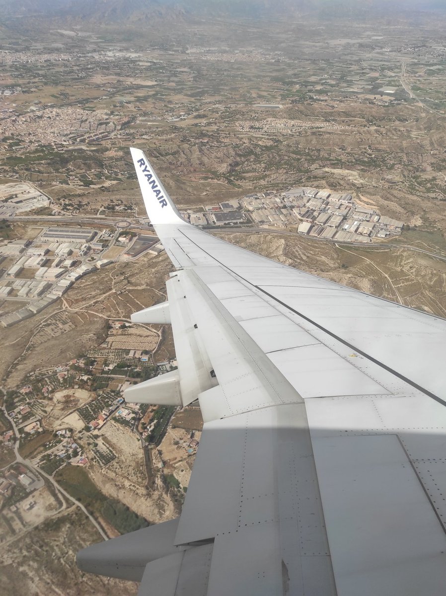 Recién llegada a Alicante, de camino al #SOB22 

¿Desde cuando ya no se aplaude al aterrizar con Ryanair? He quedado muy mal...