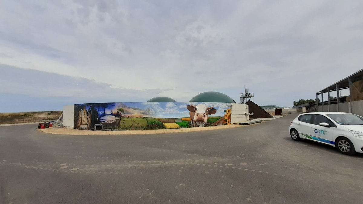 Inauguration fresque « MéthaGraff » by @ROKACM, sur unité #méthanisation dans <a href="/AggloBeauvaisis/">Agglo du Beauvaisis</a>. Idée des élèves du Lycée Saint Vincent de Paul, première initiative de ce genre en France, permet l’intégration paysagère du site <a href="/GRDF/">GRDF</a> <a href="/rev3/">rev3</a> <a href="/pauduhamel_pro/">Pauline_DuhamelPro</a> <a href="/GrDF_RioPlus20/">Didier Cousin</a>