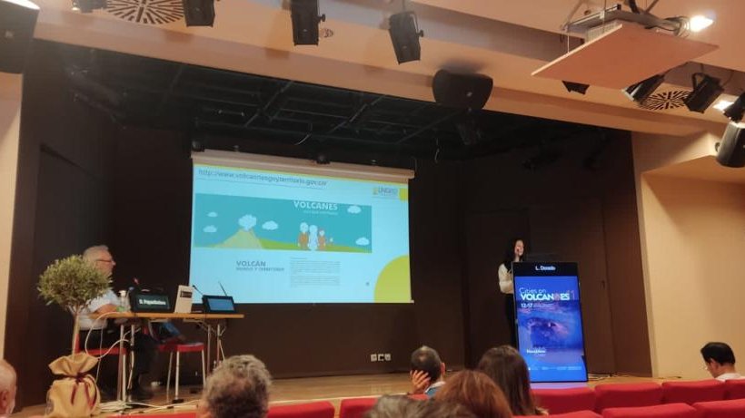 UNGRD's tweet photo. Subdirectora para el Conocimiento del Riesgo de la @UNGRD, Lina Dorado, participa en Cities on Volcanoes 11 (@CoV11Crete) desarrollada en Creta, #Grecia 🇬🇷, con la presentación de mapas participativos para comunicar el riesgo volcánico en Colombia.  

#COV11 🌋 https://t.co/bloNxkmkEL