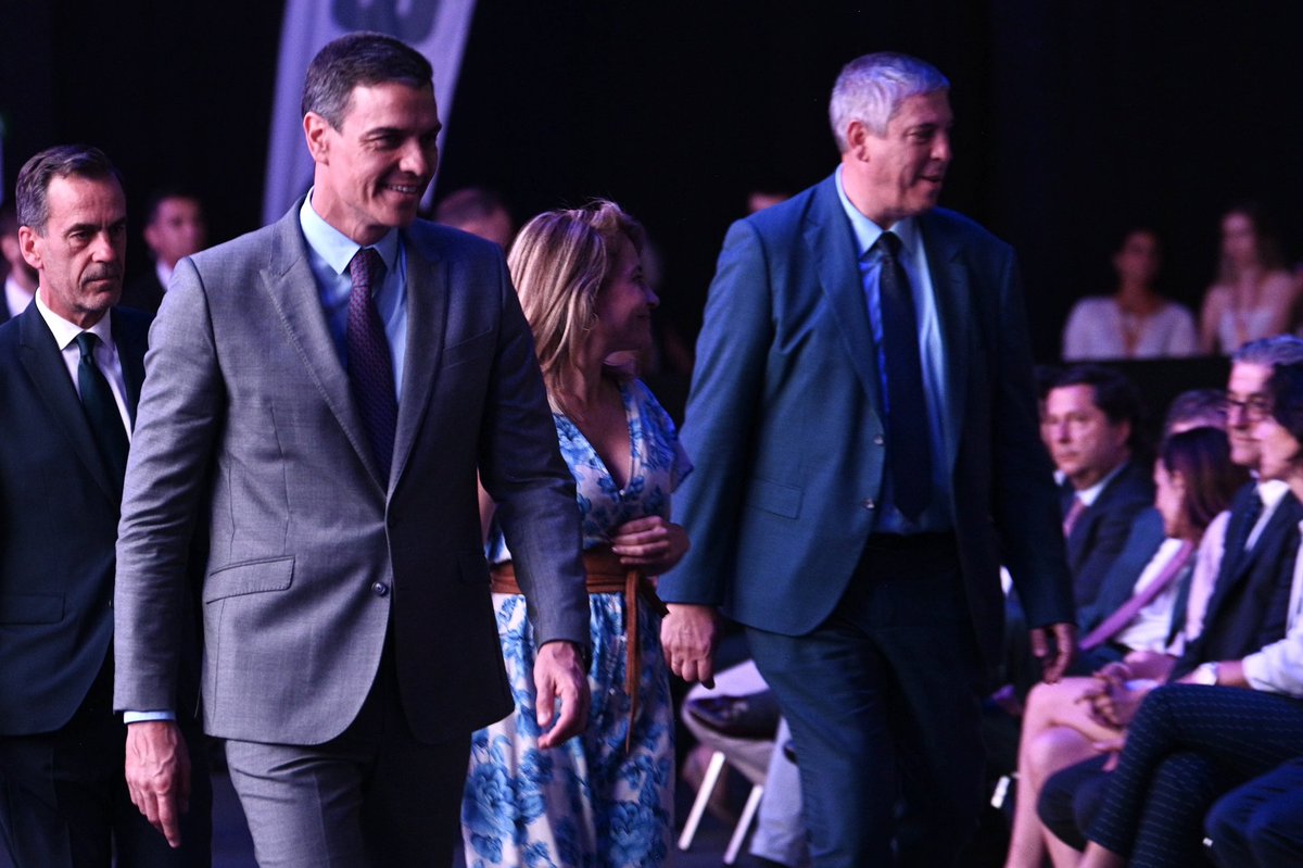 sanchezcastejon's tweet photo. Acelerar y lograr los objetivos de movilidad sostenible supone progresar hacia una mayor autonomía estratégica en Europa. España estará a la cabeza de esta transformación. Vamos a aprovechar las oportunidades que nos brindan la transición digital y ecológica. 
#GlobalMobilityCall https://t.co/iXJhij60B9