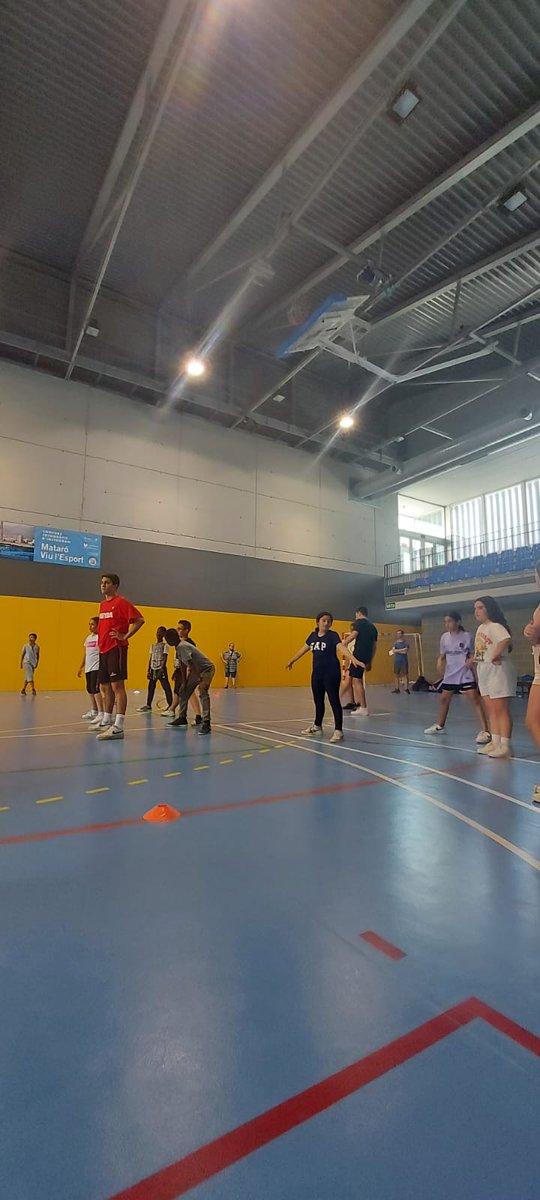 EscolaRocafonda's tweet photo. Avui l'alumnat de 6è de les escoles Rocafonda i  Josep Montserrat ha gaudit d'uns jocs esportius organitzats pels estudiants de CAFE del Tecnocampus.
Malgrat la calor, els han gaudit molt!! 
#femesport #escolaRocafonda https://t.co/v0bbKzER3Z