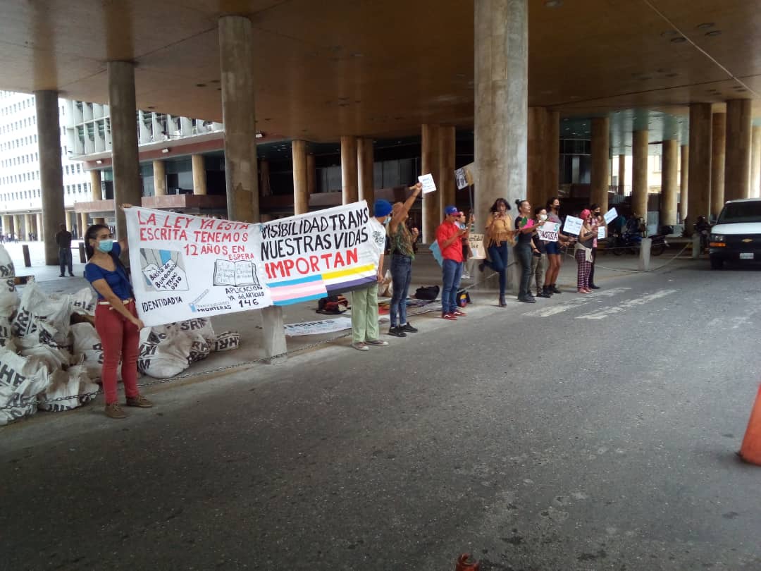 TranscendiendoF's tweet photo. Ahora resulta que nos mandan al tsj. Hasta cuando el peloteo?  @CNE_Vzla se niega a cumplir la ley y se pelotea la responsabilidad con el @TSJ_Venezuela #BastaDeTransfobia #OrgulloTransVzla https://t.co/JbfD3CTSpZ