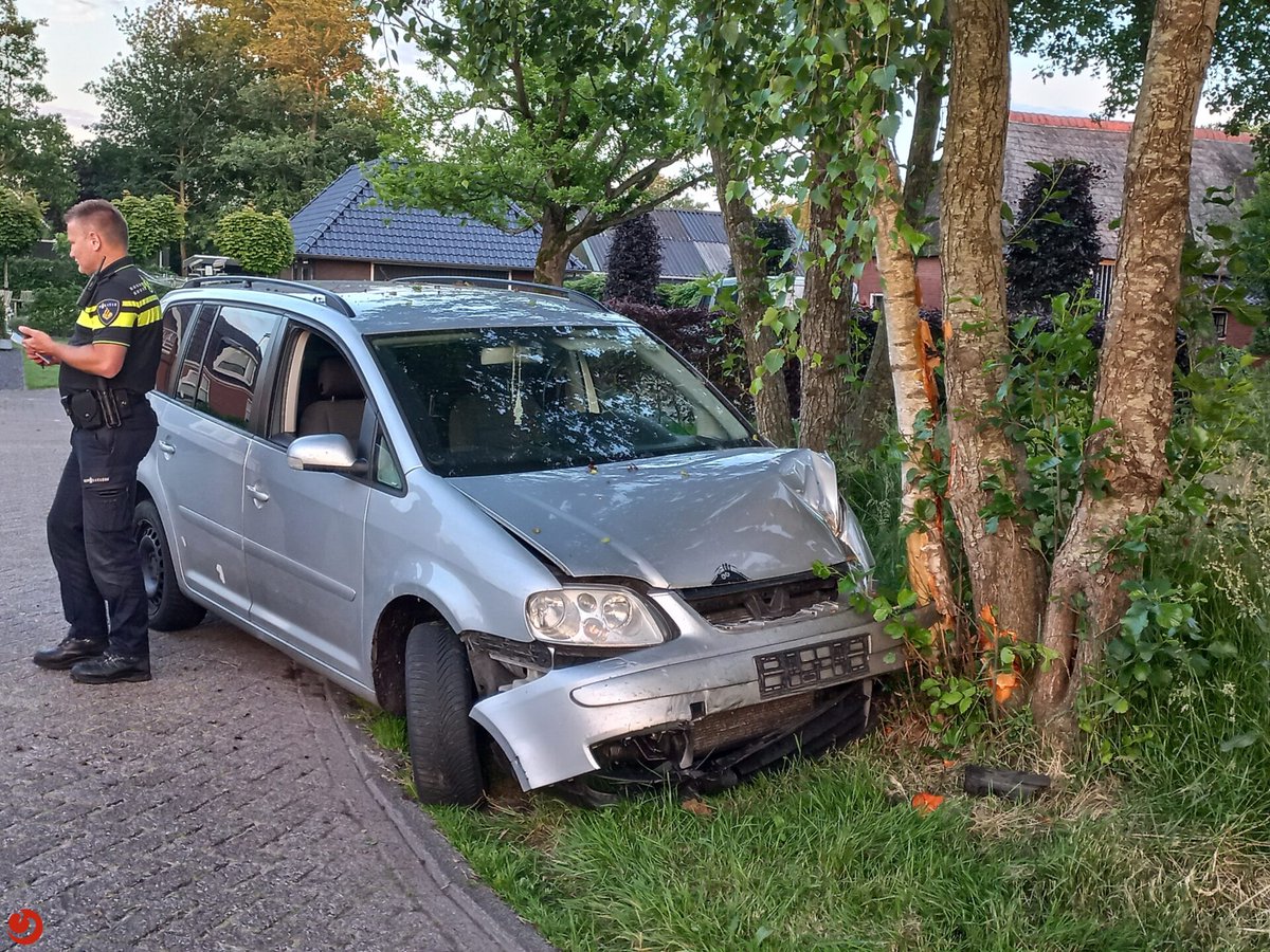 112Fryslan's tweet image. Nieuw artikel online op 112fryslan.nl: Automobilist op de vlucht na meerdere aanrijdingen in De Westereen - DE WESTEREEN - ... - 112fryslan.nl/automobilist-o…
