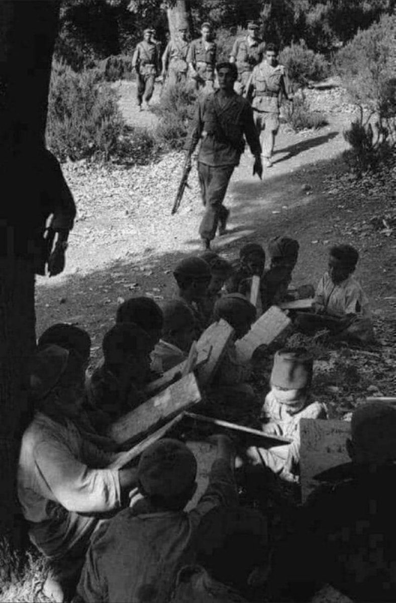 Sawadogobf's tweet photo. "صورة من الجزائر وقت الإحتلال الفرنسي،  أطفال يتدارسون القرآن الكريم والمجاهدين  يمرون من حولهم، صورة معبرة عن قرآن يهدي وسيف ينصر".
فقلتُ: إنها الجزائر يا قوم، بلد الشهداء، بلد الرجال الشجعان، إنا نحبكم في الله. https://t.co/9UcLwDf845