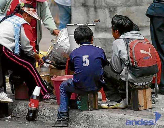 Fnerrr_Chimal21's tweet photo. #4TCondenaNiñez. 
La FNERRR informa: En México 3.3 millones de niñas, niños y adolescentes no estudian por alguna labor económica debido a la política económica equivocada del @GobiernoMX encabezado por @lopezobrador https://t.co/OtbVXncnmV