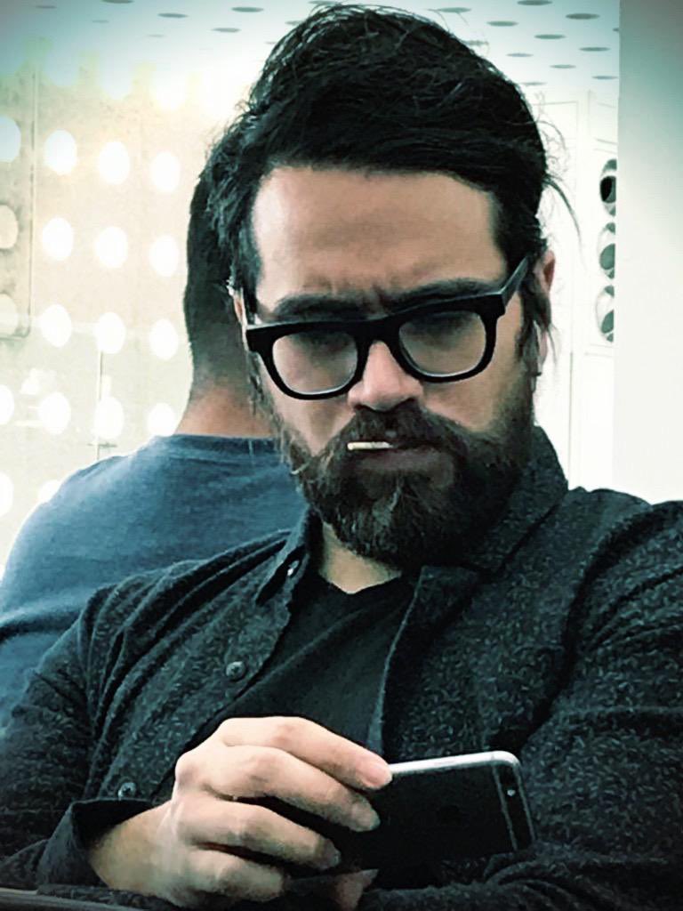 Si él no hubiera nacido, al mundo le faltaría un gran músico/compositor. Su música no podría tocar hasta la última fibra del ❤️ de quiénes la escuchan. Si el no hubiera nacido no nos podríamos reír de sus ocurrencias, disfrutar la comida qué se inventa, ni conocer su ❤️agradecida