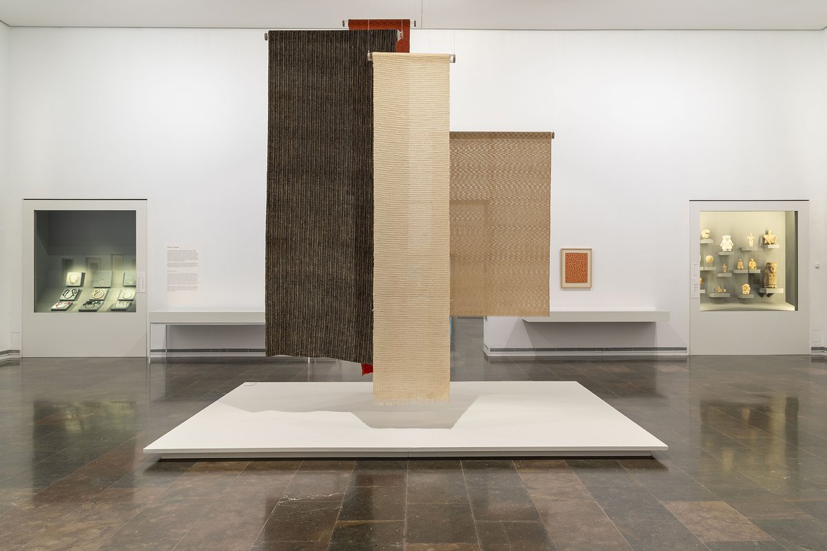 josefannialbers's tweet photo. This is the final weekend to see "Anni y Josef Albers. El arte y la vida" (Anni and Josef Albers: Art and Life) at @gva_IVAM, Spain, through June 19.
Photos: Juan García Roswell / IVAM
#annialbers #josefalbers #textiles #interactionofcolor #homagetothesquare #AnniJosefAlbers https://t.co/Njkcvng2dJ