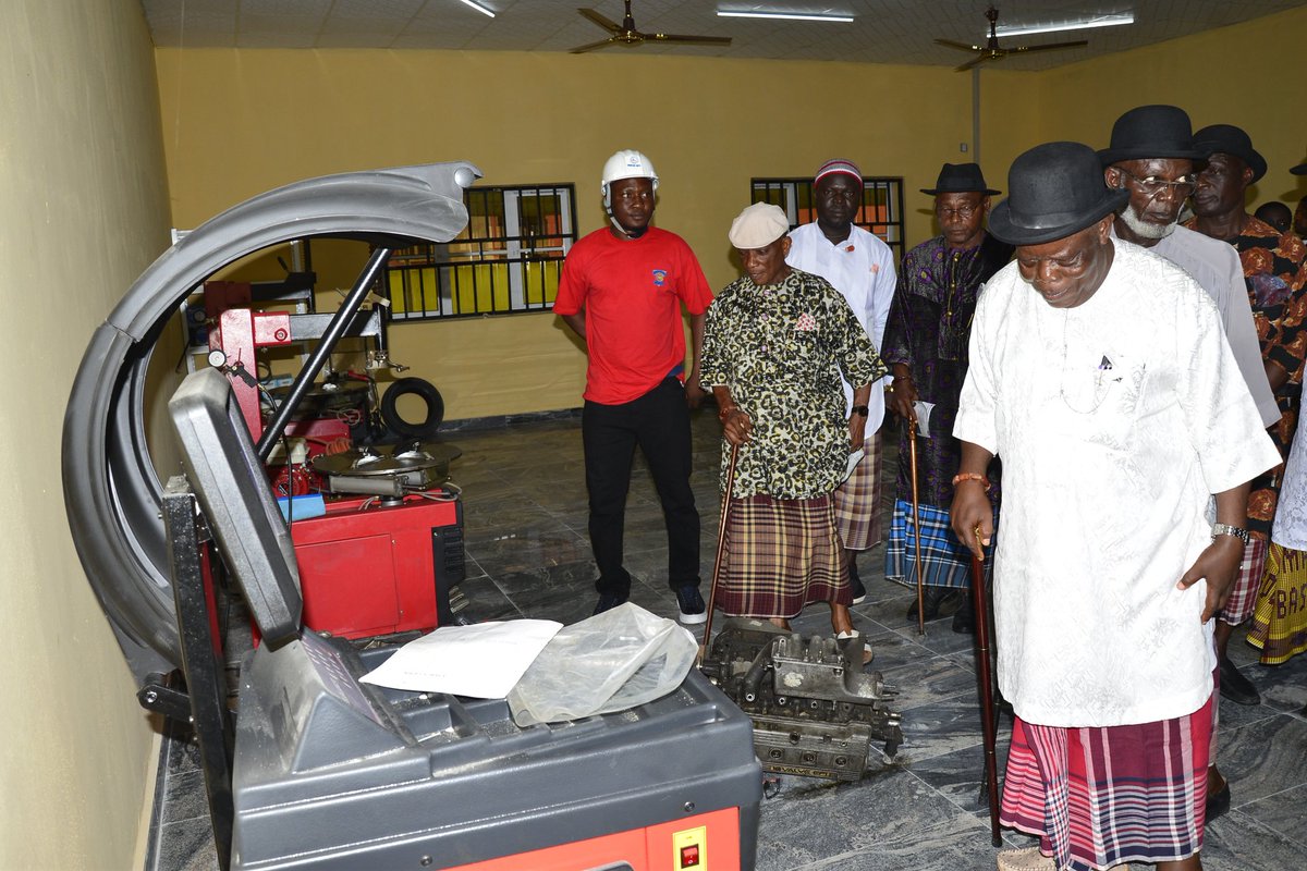 OfficialNCDMB's tweet photo. At the event which was well attended by a representative of HRM, King Biobelemoye Josiah, Amanyanabo of Opu-Nembe kingdom,Chiefs, the School's management and Students, the E.S disclosed that the commissioning aids the development of technical capability; a key pillar of the NCDMB https://t.co/VwNU5vzTgs