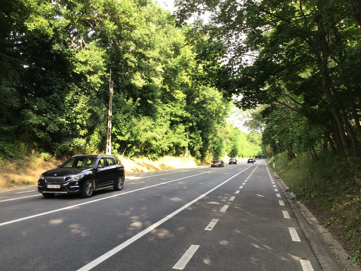 alechat1's tweet photo. On est en Flandres, sur une nationale (hors agglo ➡️ 70km/h)...
Vous en pensez quoi de cette piste?
Je sais que #paintisnotinfra, mais dans ce cas-ci, est-ce qu'on peut l'accepter?
@Lanomadesed , t'en penses quoi? https://t.co/yEOsuvwejN