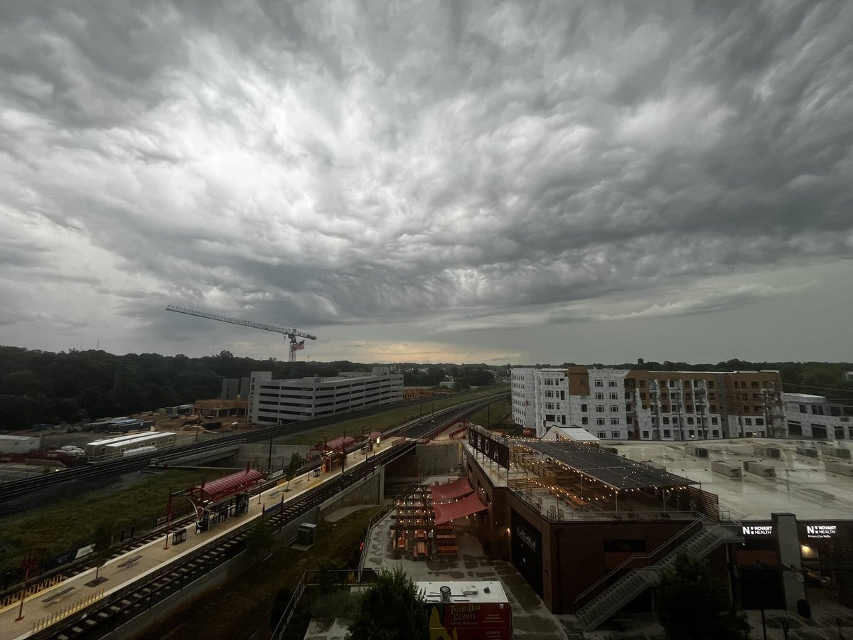 fried_baconn's tweet photo. @wxbrad what kind of clouds are these?? - NoDa https://t.co/ihzKztWkZD