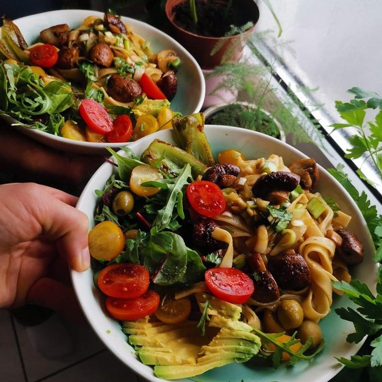 plantspective's tweet photo. Wenn man wie heute am Feiertag nichts einkaufen kann, einfach mal alles, was man findet, zu einer #plantbased Bowl zusammenwerfen. Auch optimal zum Resteverwerten und damit so #nachhaltig.
#plantspective #my5Tweets https://t.co/g7djiI51Jl