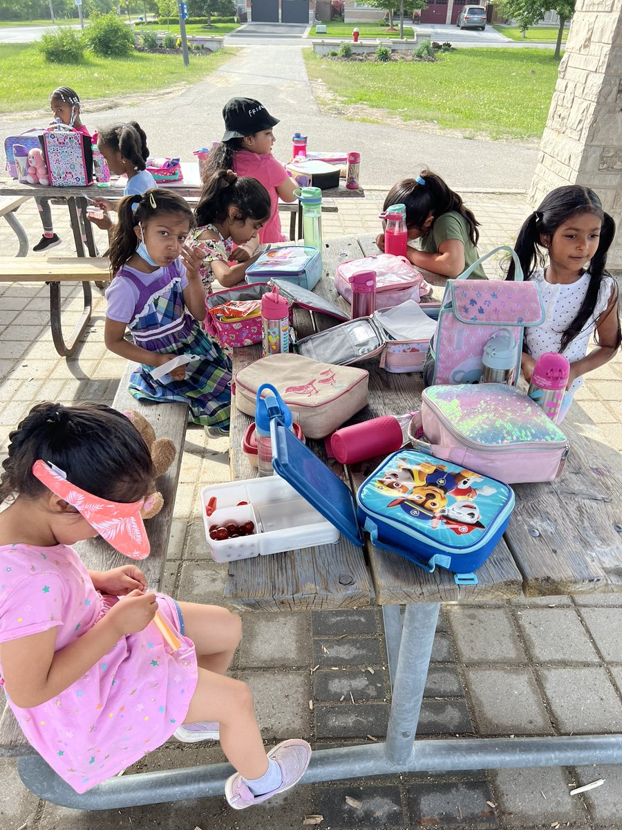MsMoreira3's tweet photo. Spent the morning enjoying this beautiful day with a picnic in the park! ☀️@MountRoyalPS https://t.co/5R6wuE9sCB