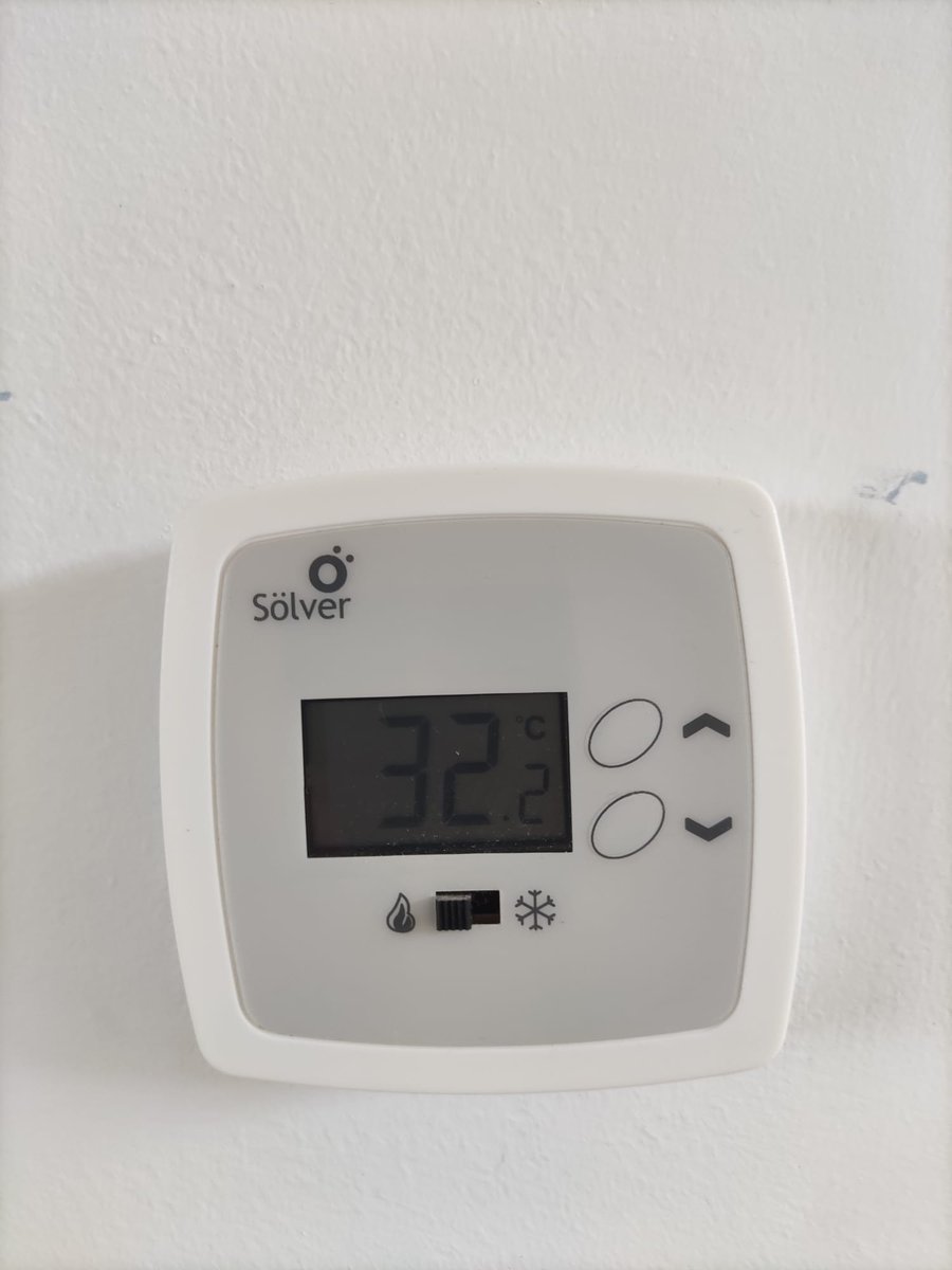 Aini_ar's tweet photo. La crisi climàtica vol solucions també a les aules de les escoles bressol! Avui a  @LaPitotaEB 32,2 graus #SensCouenElsFills @educaciocat @RapPrats @MovemPrats @ERCPrats @pratsdellucanes @JuntsperPrats Crec que necessitem un aparell d'aire condicionat. https://t.co/3vZf1xapVi