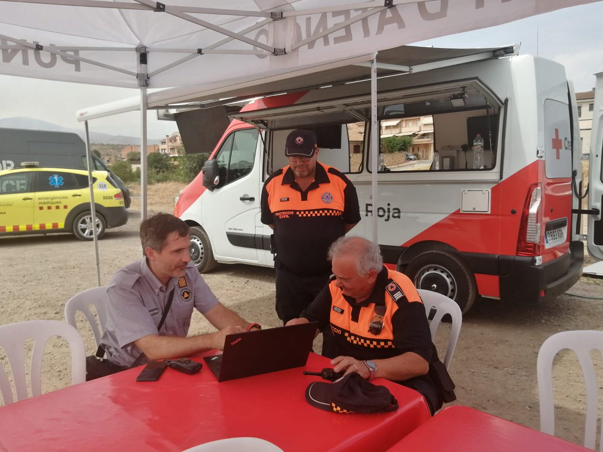 PcLaGarriga's tweet photo. Molts ànims a tots els equips d emergències @bomberscat @mossos @agentsruralscat @sfadfcat @emergenciescat @CreuRojaCAT,i els companys d @AVPC_AdS  @AVPCdeCardona que treballen al incendi de #Ifbaldomar #IfCastellardelaribera, treball dur durant tot el día. 
Estem amb vosaltres✊ https://t.co/qi9FViLzLY
