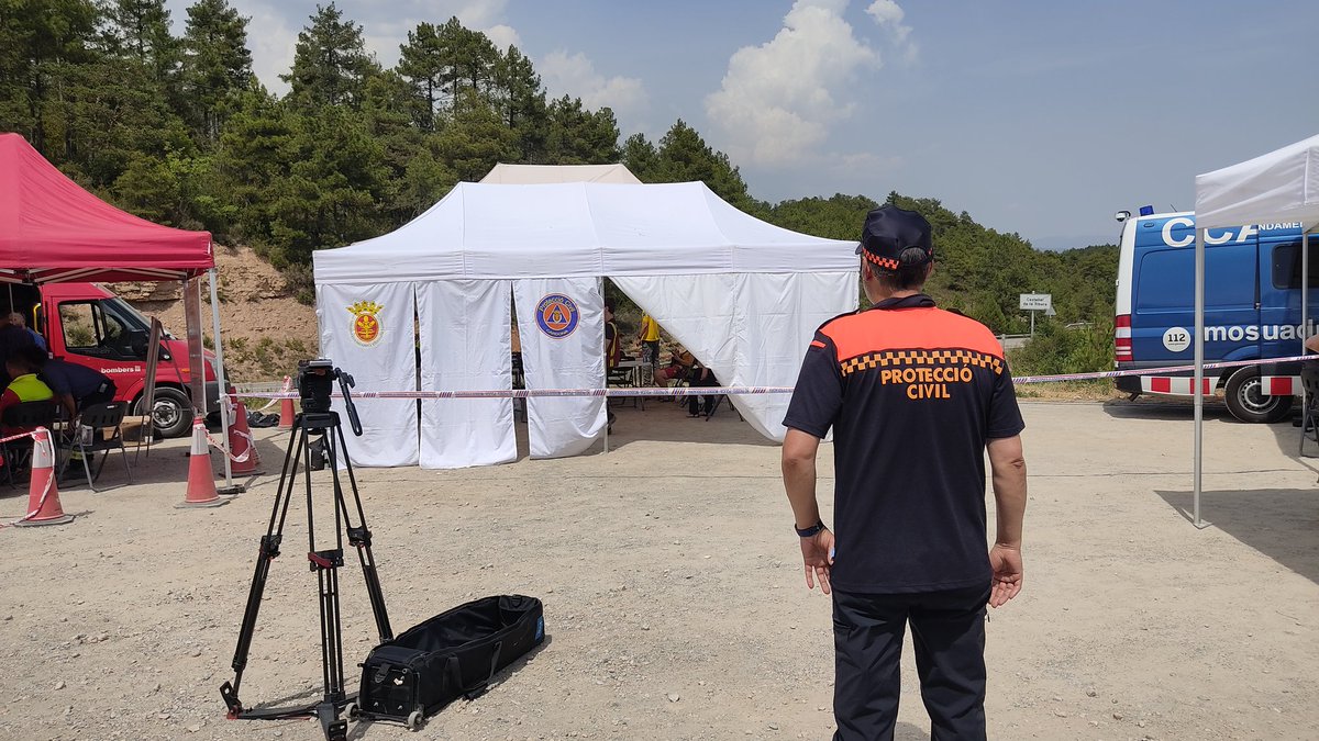 PcLaGarriga's tweet photo. Molts ànims a tots els equips d emergències @bomberscat @mossos @agentsruralscat @sfadfcat @emergenciescat @CreuRojaCAT,i els companys d @AVPC_AdS  @AVPCdeCardona que treballen al incendi de #Ifbaldomar #IfCastellardelaribera, treball dur durant tot el día. 
Estem amb vosaltres✊ https://t.co/qi9FViLzLY