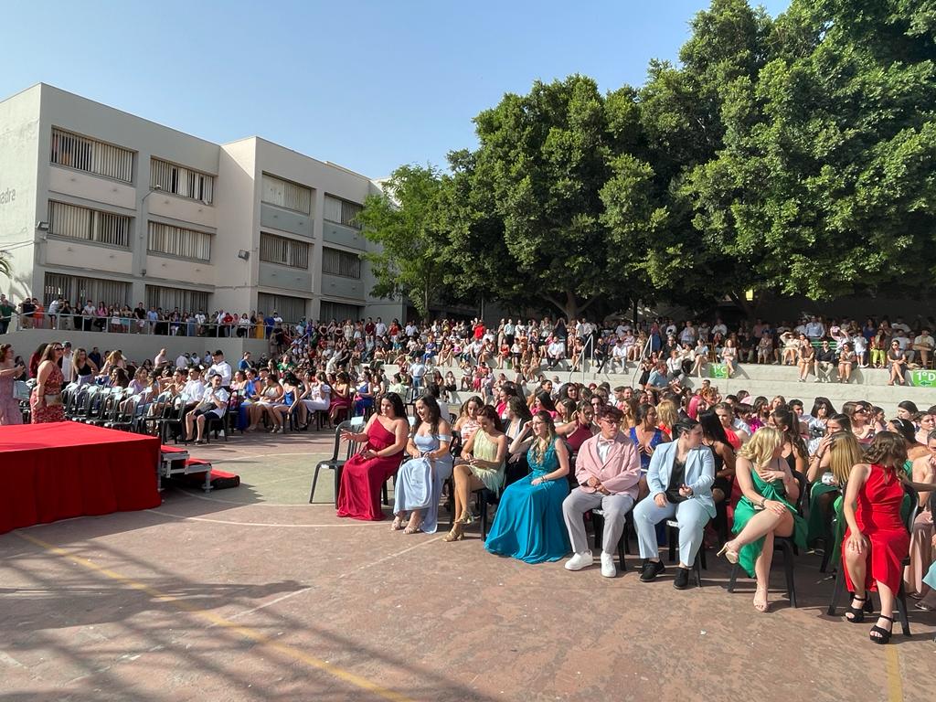 IAlhadra's tweet photo. Hoy se cierra una etapa para el alumnado de Formación Profesional. Os deseamos lo mejor en esta nueva etapa. No olvidéis que siempre formaréis parte del @iesalhadra. Mucha suerte!!! @todofp @EducaAnd @FPAndaluza @AndaluciaJunta https://t.co/u06VwWO5v1