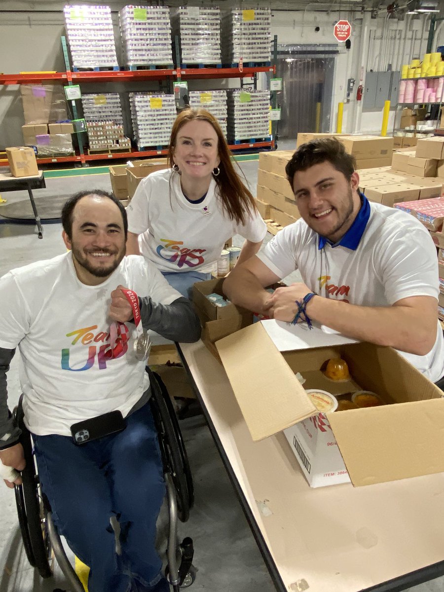emurphy7's tweet photo. Spent the afternoon with my @comcast colleagues &amp; #TeamUSA @brodyusa4 &amp; @Aoki5Chuck  at @Philabundance. Giving back feels good! #TeamUp #Iwork4Comcast https://t.co/nRv4U4dtAs