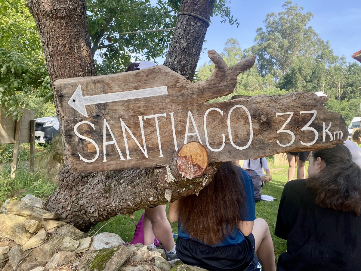 chuckywat's tweet photo. With @Jacqlocke day 4, 23k today, 24/25 degrees &amp; a nice breeze.  Craic great along the way. More bunks &amp; tomorrow we will walk to Santiago de Compostela 🌼🌼🌼 https://t.co/3g80qilWjF
