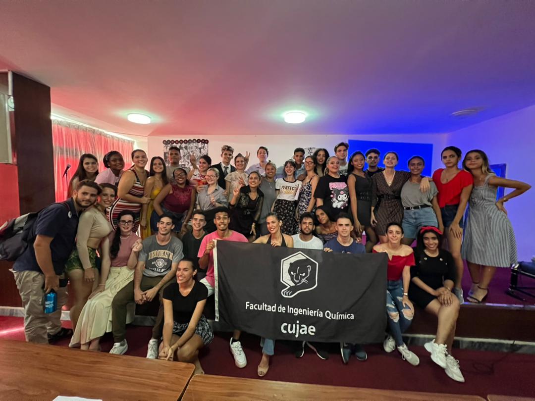 Un reencuentro cultural de las épocas pasadas nos presentaron los #artistas #aficionados de <a href="/quimicacujae/">Facultad de Ingeniería Química</a> en su espectáculo llamado "Memorias del ayer📽️". Música 🎸 Canto 🎤 Baile 💃🏻 Locución 🗣️ Dramaturgia 🎭 y Modelaje👠 de los estilos del siglo XX. 

<a href="/FeuCuba/">FEU de Cuba</a> <a href="/ArtEscenicasCub/">Consejo Nacional de las Artes Escénicas Cuba</a>