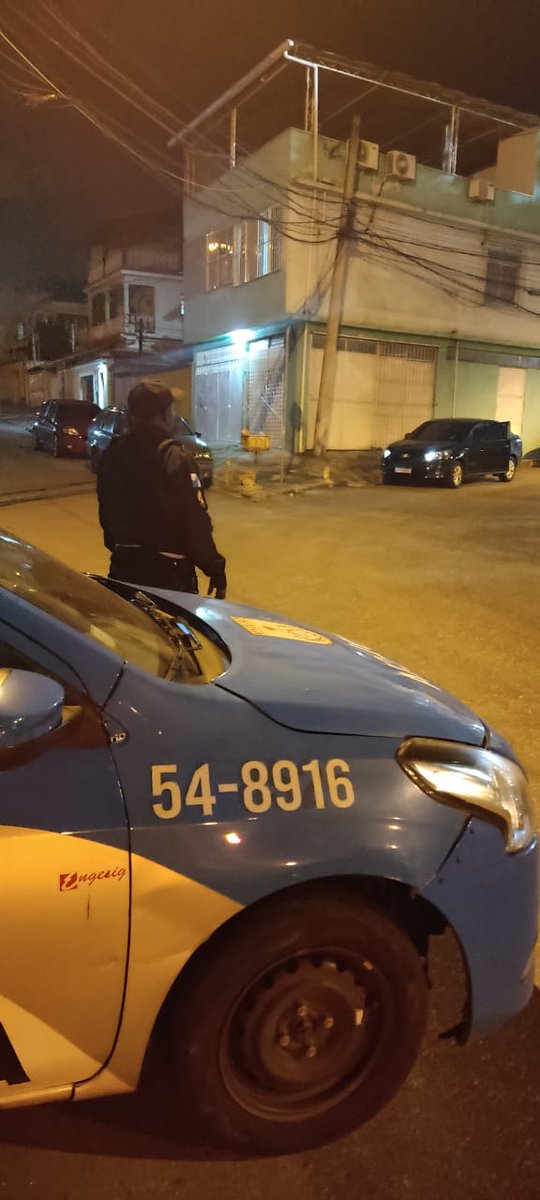 PMERJ's tweet photo. Estamos presentes com policiais do #18BPM na Estr. Japoré com Rua Mario Barbedo, na #VilaValqueire.

#ValorizeQuemTeProtege
#ServireProteger https://t.co/S5tgVPVWQc