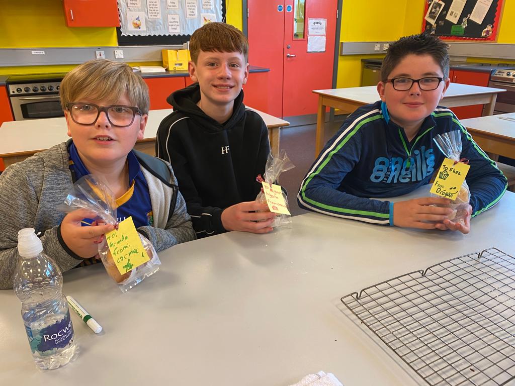 StPiusXHEDept1's tweet photo. Delighted to welcome with our second cohort of primary seven pupils to Home Economics today @spxks3 https://t.co/26nkL2Z1Xl