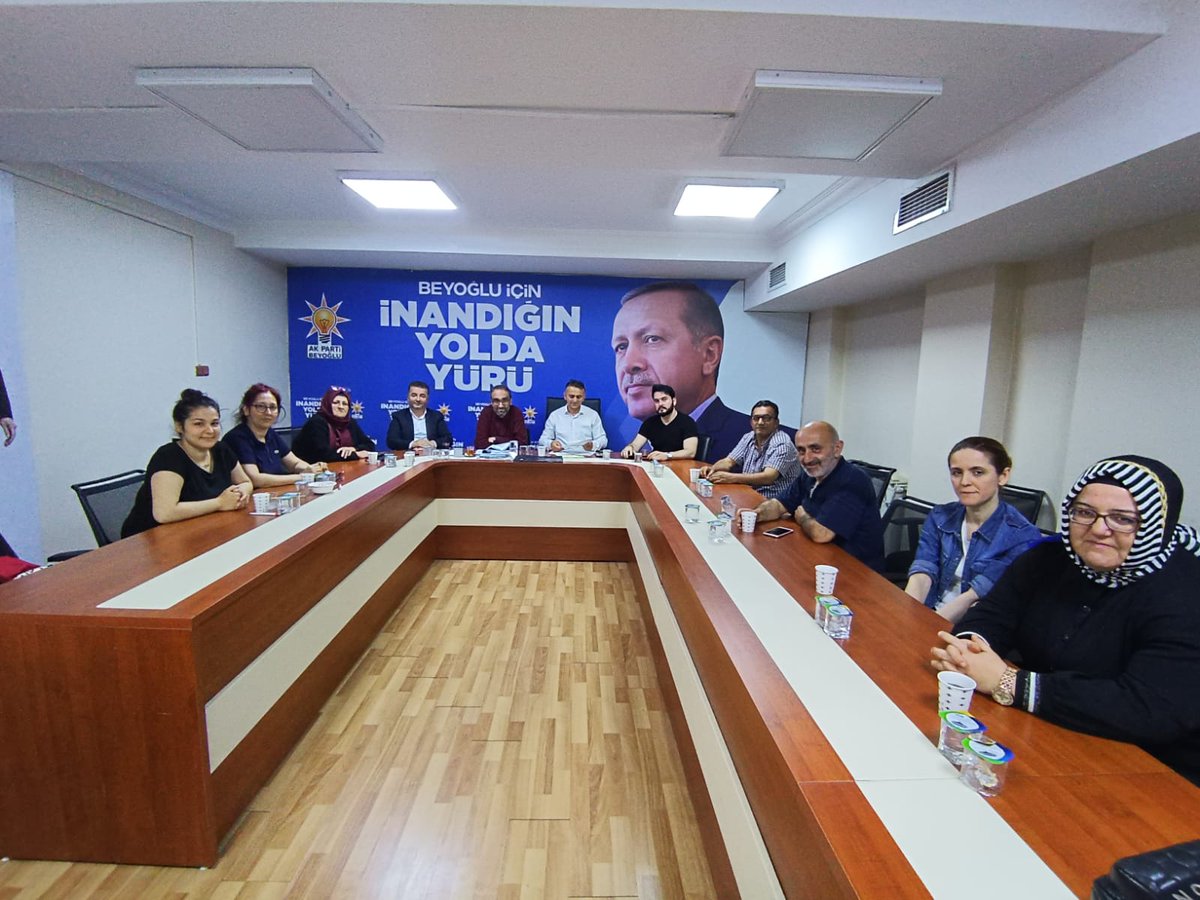 sezayicimen's tweet photo. Samimiyet, gayret ve ilk günkü aşkla sorumlu olduğum Küçükpiyale ve Camiikebir Mahalle toplantılarına katılım sağladık. 2023 seçimlerine giden yolda bize düşen samimiyetle yaptıklarımızı ve yapacaklarımızı komşularımıza anlatmak.
Hayırlı Cumalar dilerim. Dua ile 🤲 🤲 🤲 https://t.co/qfifFI8Mot