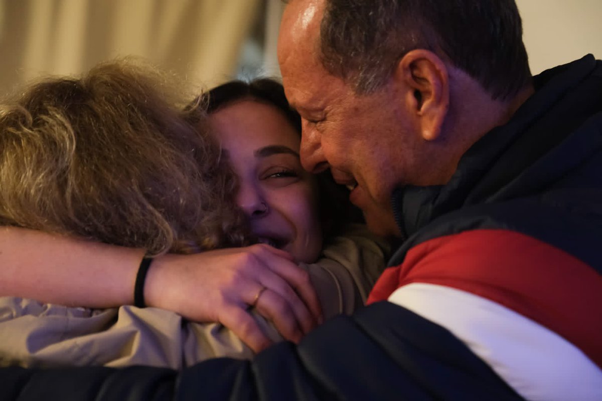 intercomsul2022's tweet image. Momento emocionante no #IntercomSul2022 🥺

A estudante de Relações Públicas da UFSM Gabriela Esteves apresentou seu trabalho sobre diversidade de gênero, e foi surpreendida com a presença de sua família, de São Paulo. 🥰🫂