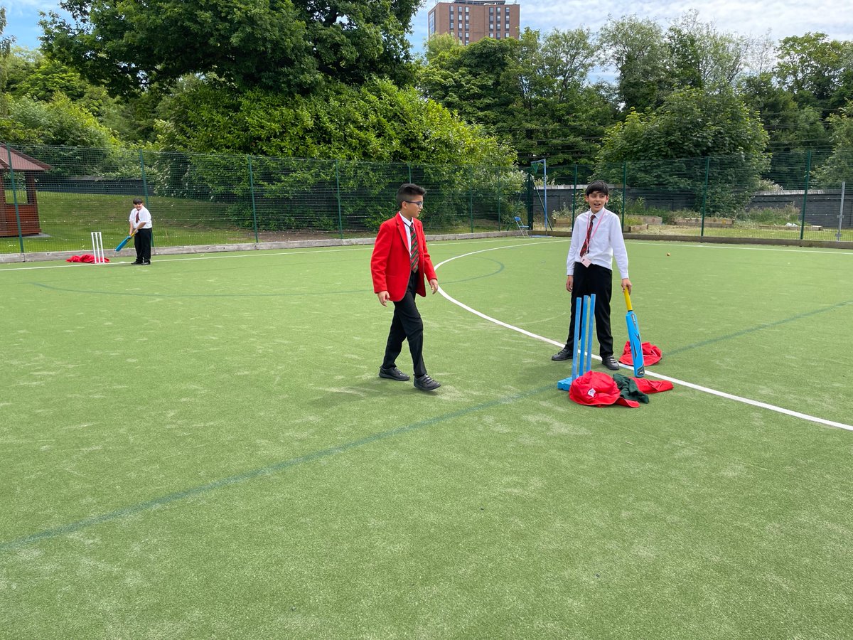 HallfieldSport's tweet photo. It might've been their last match yesterday but cricket hasn't finished for the Year 6 girls. It was great to see the older children mixing and interacting together over lunchtime practising the skills they have learnt over the season.ππ #HallfieldSport #LunchtimeGames https://t.co/2AoX1wiu8Z