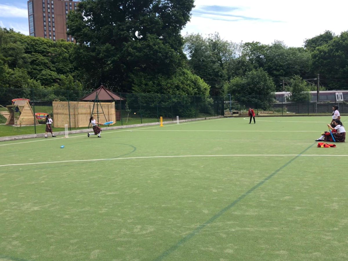 HallfieldSport's tweet photo. It might've been their last match yesterday but cricket hasn't finished for the Year 6 girls. It was great to see the older children mixing and interacting together over lunchtime practising the skills they have learnt over the season.ππ #HallfieldSport #LunchtimeGames https://t.co/2AoX1wiu8Z