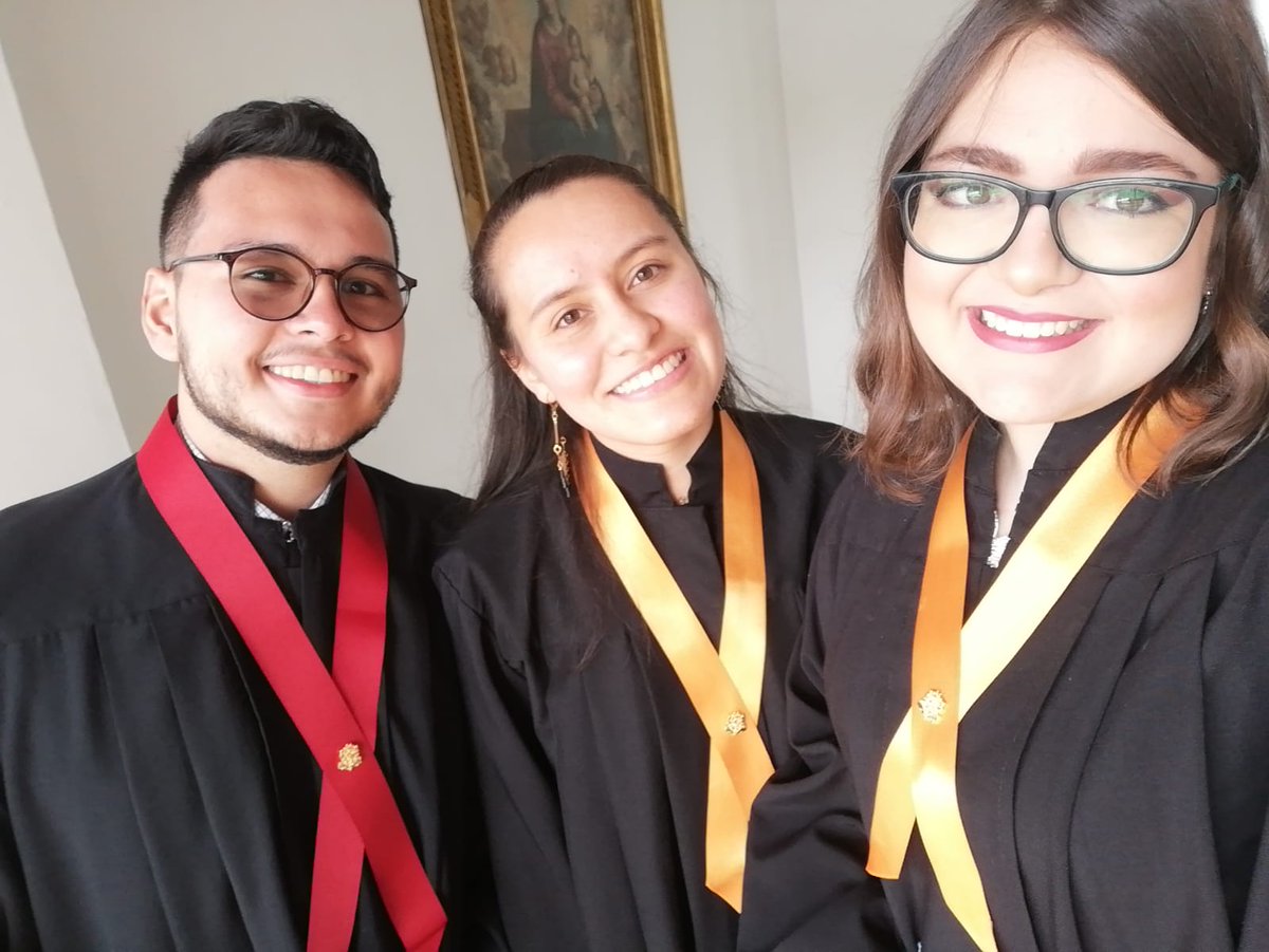ACatalinaJoya's tweet photo. Con el maravilloso sociólogo @vimaherlo y la maravillosa antropóloga @samymarroquin el día de nuestro grado ✨🌼❤️ https://t.co/hymBG8E7qS