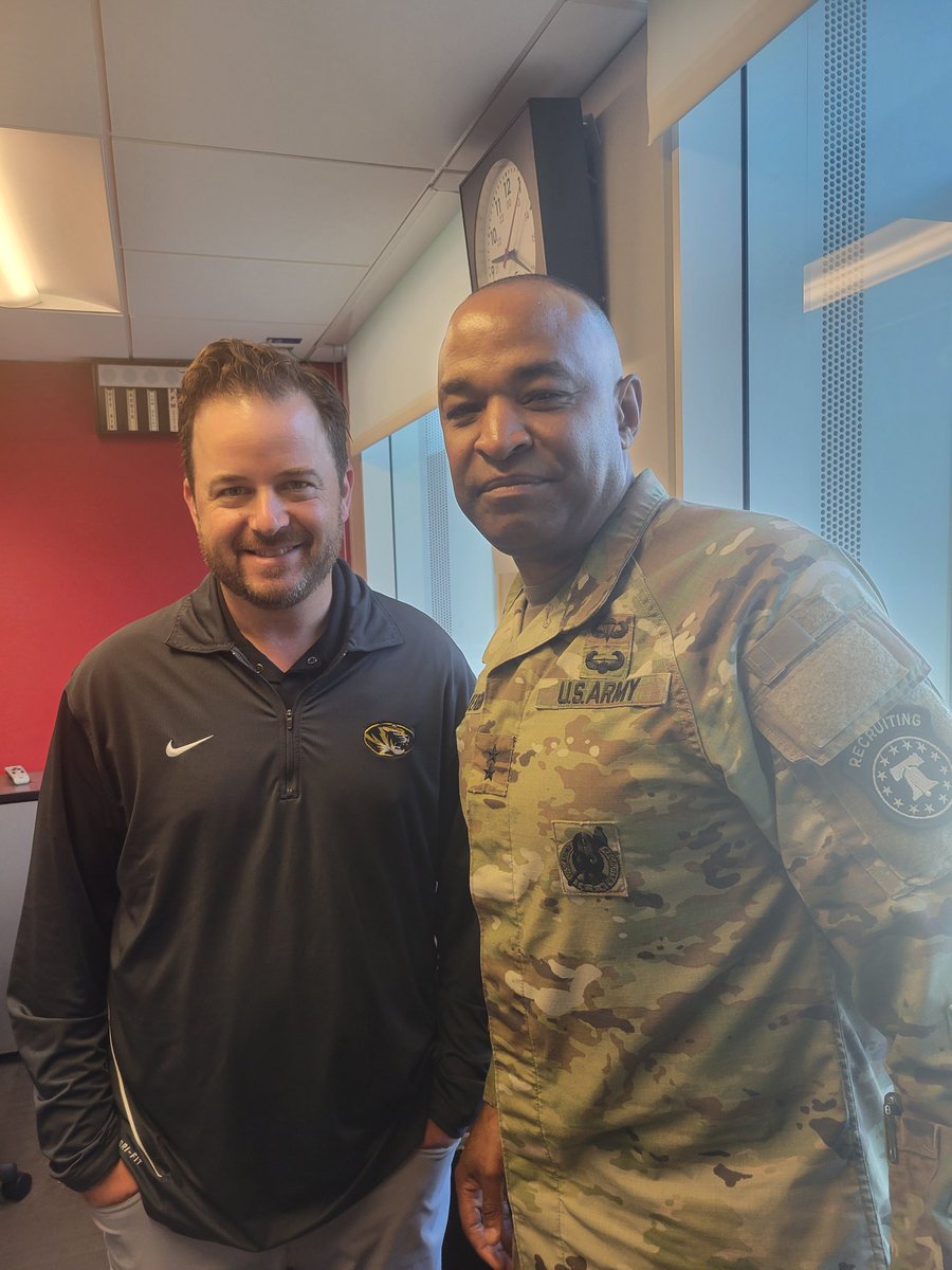 caroldanielKMOX's tweet photo. You have no idea how proud I am to interview men and women in uniform.
My drill Sgt father perserved a very different @USArmy in the 1950s. St Louis #Armyweek @Ackerman1120 @kmoxnews Commanding General Maj. Gen. Kevin Vereen @ArmyRecruiting https://t.co/Zutlf0gYiw