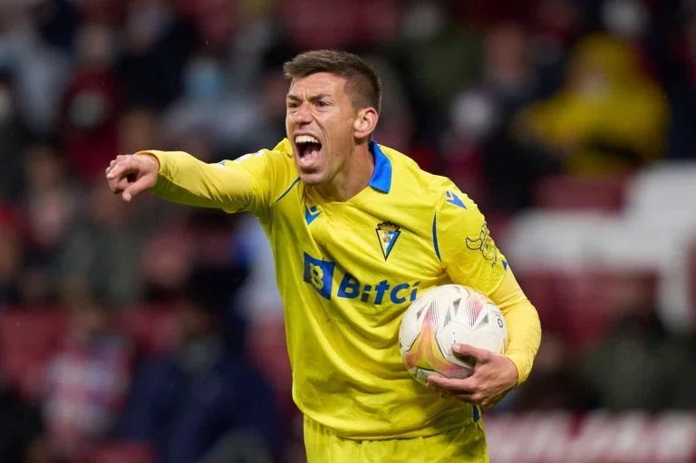 Dicho esto empezaré a buscar equipo con calma para la próxima temporada.

🔺Posición: MCD
🔺Experiencia: 3ª
🔺Disponibilidad 100%
🔺PS4

⛔️Nada de proyectos nuevos

Se agradece 🔁 y ❤️