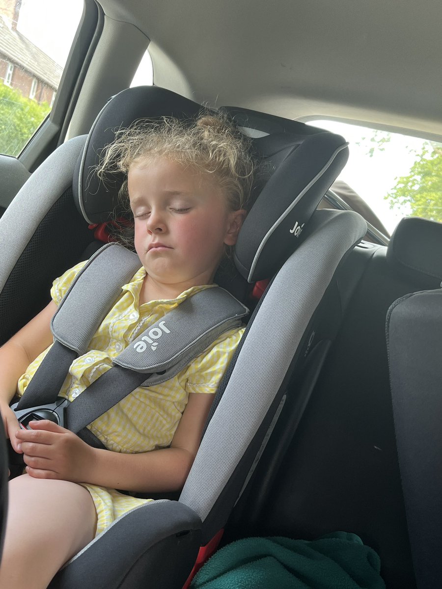 annaamelia98's tweet photo. @MissHinton21 you so weren’t kidding when you said they’d be tired! This was before an hour of dancing and going to rainbows 😂😩 https://t.co/lCZUg52t9T