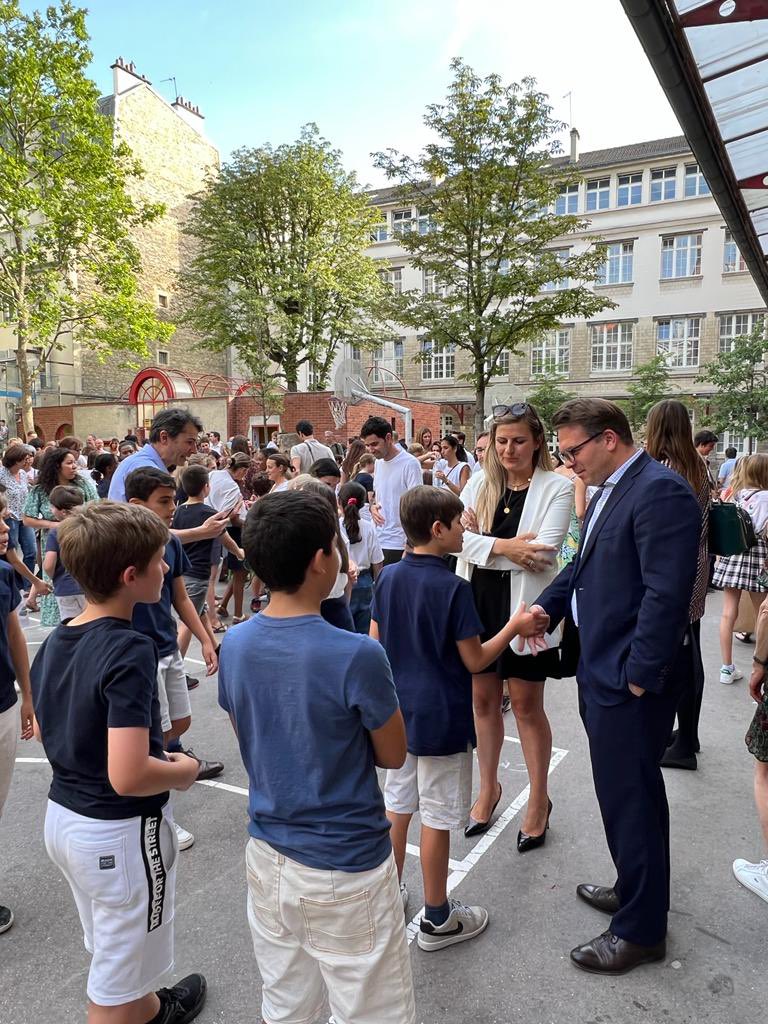 geoffroyboulard's tweet photo. 🎻🎹 À l’école Fourcroy pour assister à une représentation de la chorale devant les parents d’élèves en présence de @brigitte_kuster. Merci à la directrice pour son invitation et aux enfants pour la qualité de leur prestation préparée par les enseignantes. https://t.co/FK5pFrJHfI