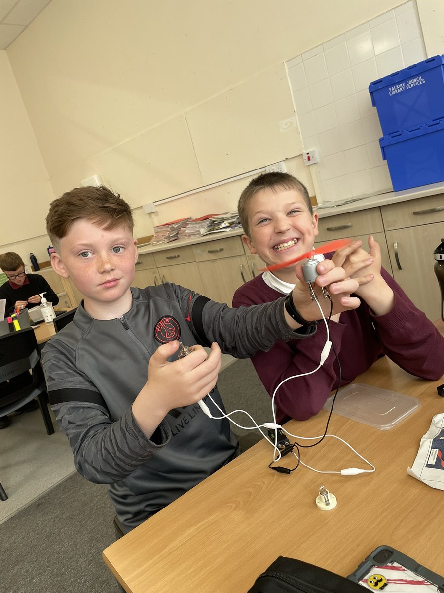 MissKemp_FC's tweet photo. We LOVED using the circuit kits today to create our own series circuits 🥰 https://t.co/mKCDABj5Nk
