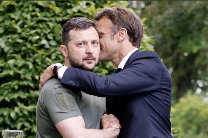 Emmanuel Macron fait une bise malaisante à Volodymyr ...