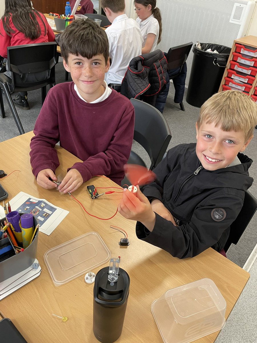 MissKemp_FC's tweet photo. We LOVED using the circuit kits today to create our own series circuits 🥰 https://t.co/hLlLkkw6bv