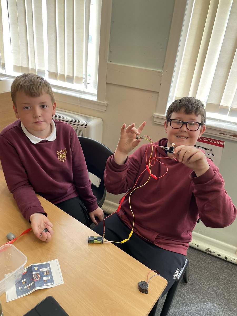 MissKemp_FC's tweet photo. We LOVED using the circuit kits today to create our own series circuits 🥰 https://t.co/hLlLkkw6bv
